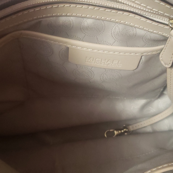 Michael Kors Vanilla PVC purse/crossbody - Picture 6 of 16